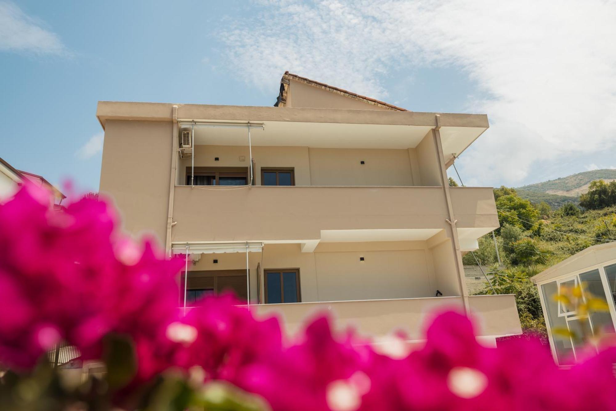 Voyage Villa Vlorë Exteriör bild