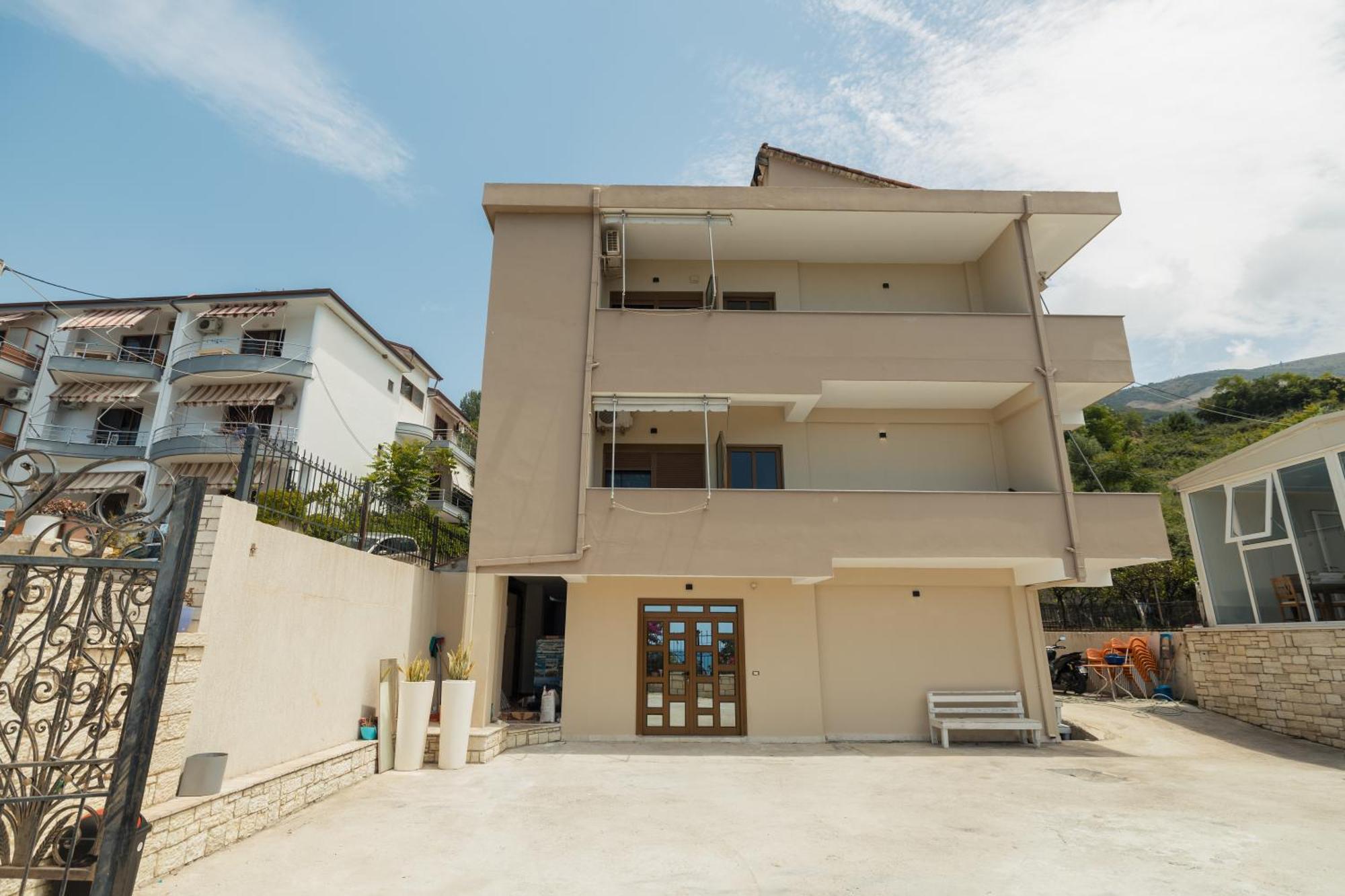 Voyage Villa Vlorë Exteriör bild