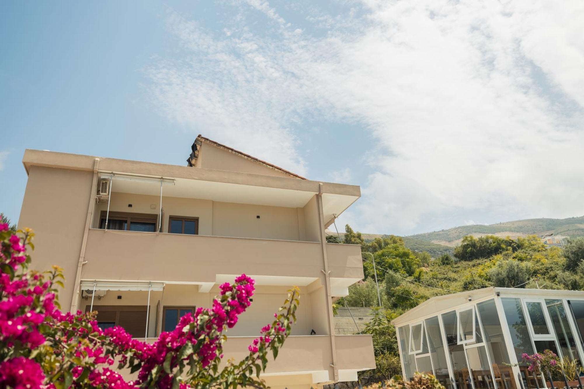 Voyage Villa Vlorë Exteriör bild